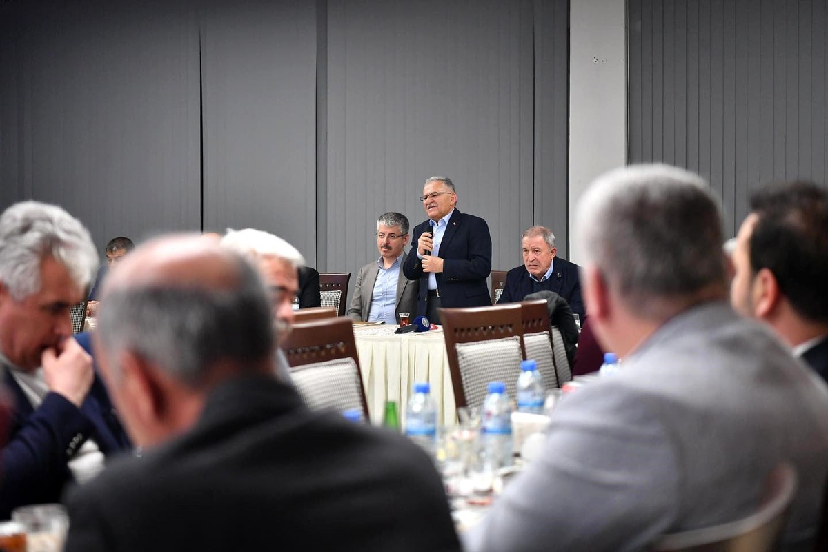 Kayseri Büyükşehir Belediye Başkanı Dr. Memduh Büyükkılıç, Meclis Üyeleri ile Buluştu