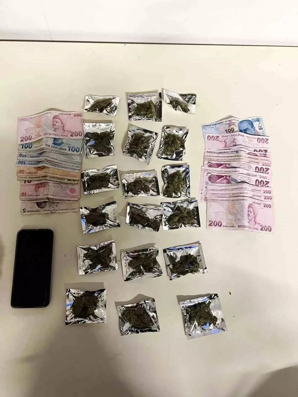 Beşiktaş İlçe Emniyet Müdürlüğü, Tatlıcı Aracında Uyuşturucu Ele Geçirdi