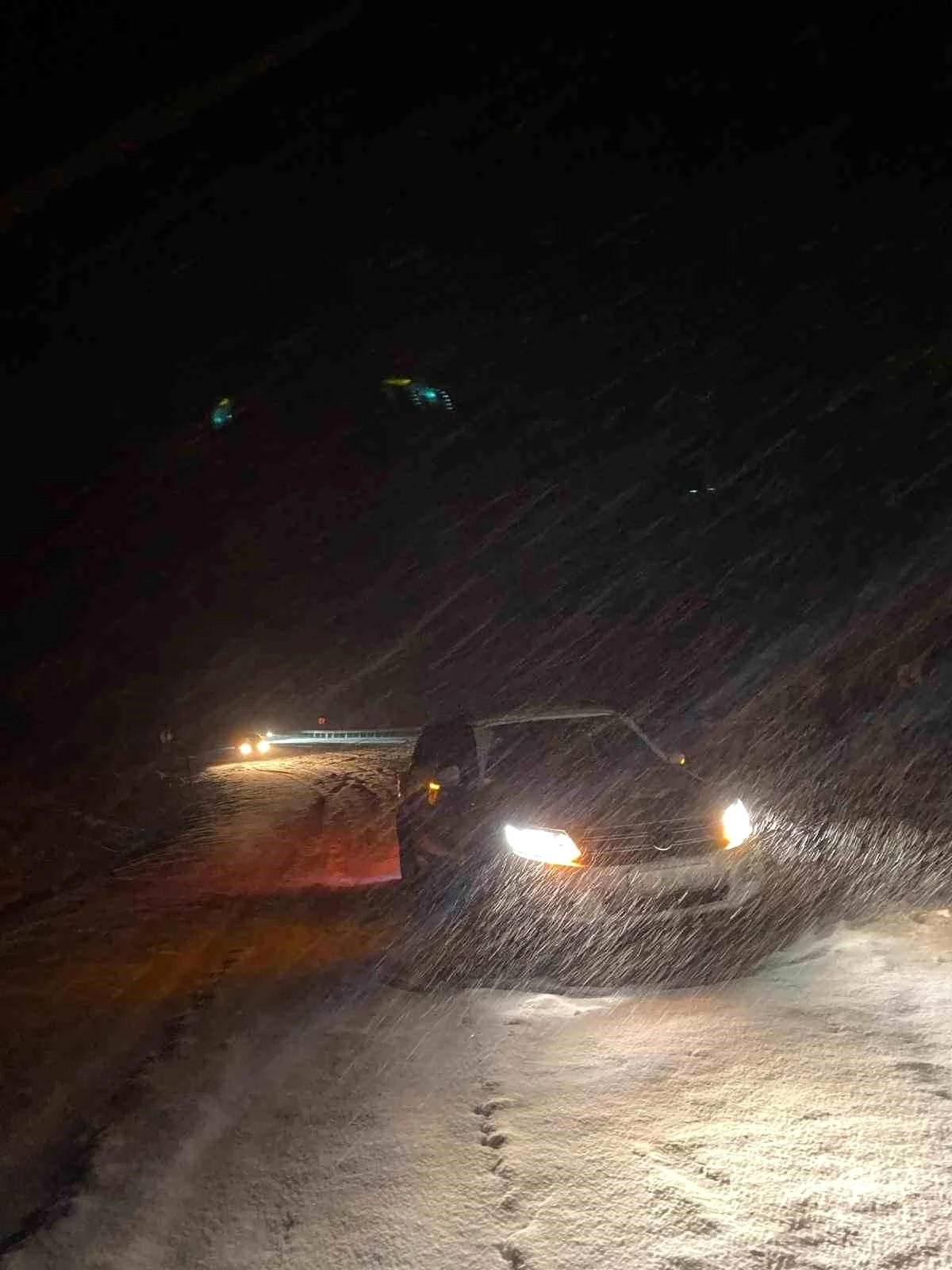 Bitlis\'te yoğun kar yağışı nedeniyle onlarca araç mahsur kaldı