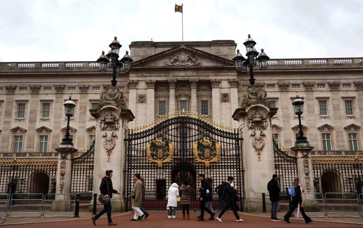 Buckingham Sarayı\'nın kapısına araç çarptı, şahıs gözaltına alındı