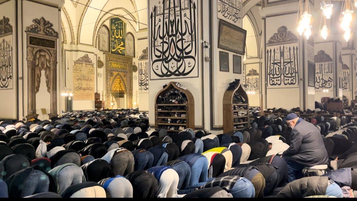 Bursa\'da binlerce kişi tarihi camiye akın etti
