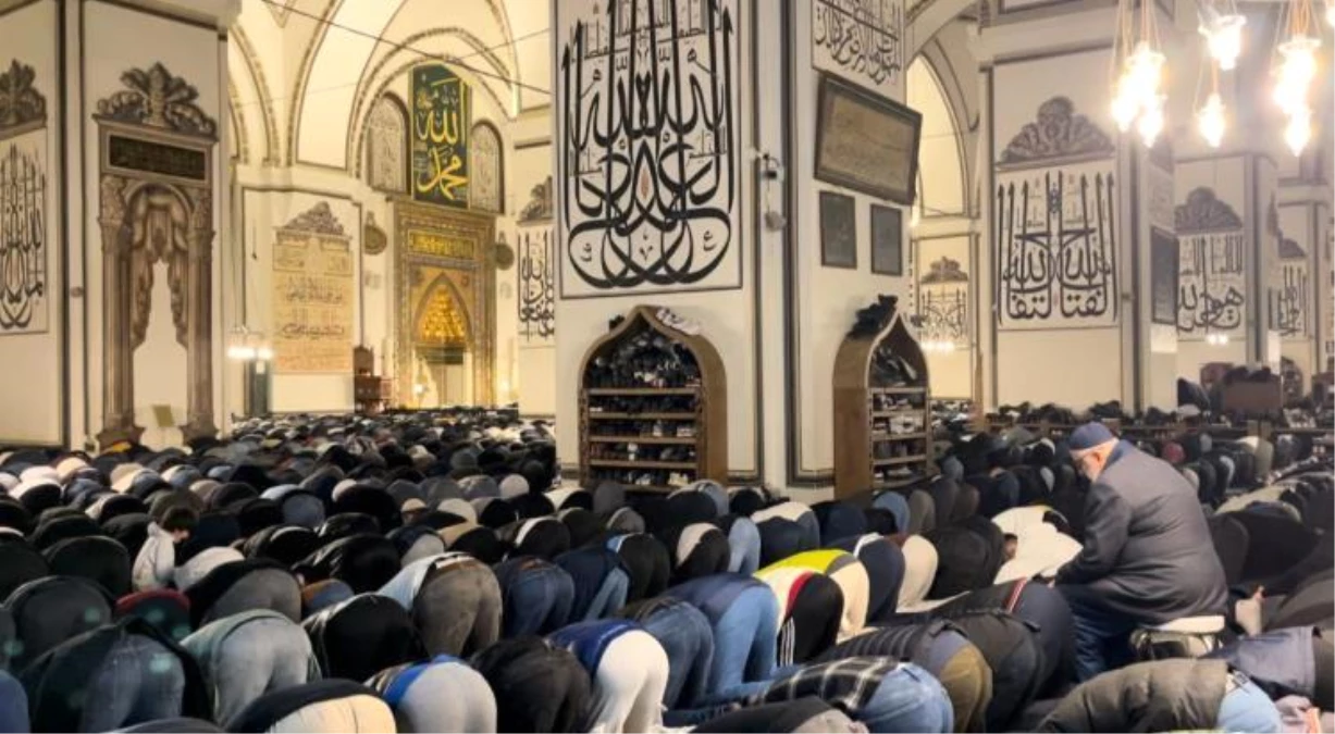 Bursa\'daki Ulu Camii\'nde Mahya Geleneği Devam Ediyor