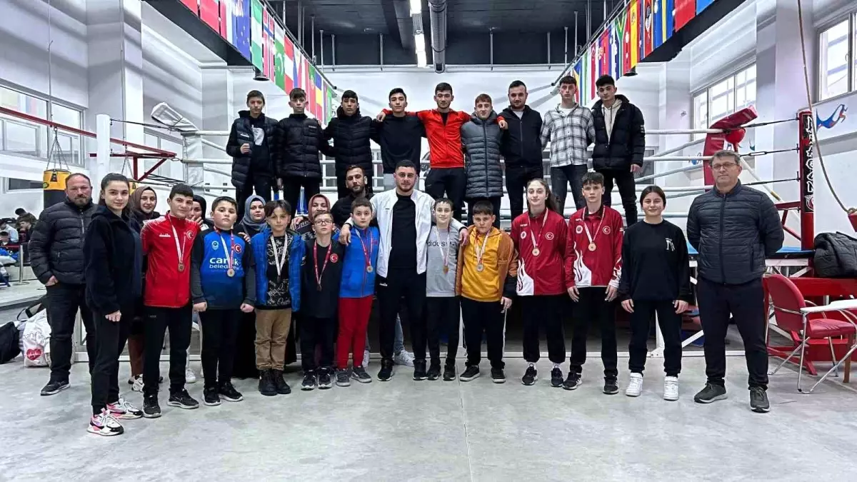 Canik Belediyespor Kulübü Muaythai Okul Sporları İl Şampiyonası\'nda büyük başarı elde etti