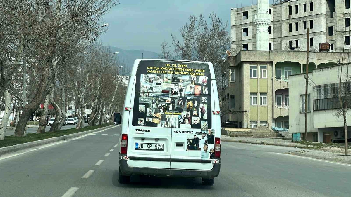 Kahramanmaraş\'ta depremde yakınlarını kaybeden genç, anısını fotoğraflarla yaşatıyor