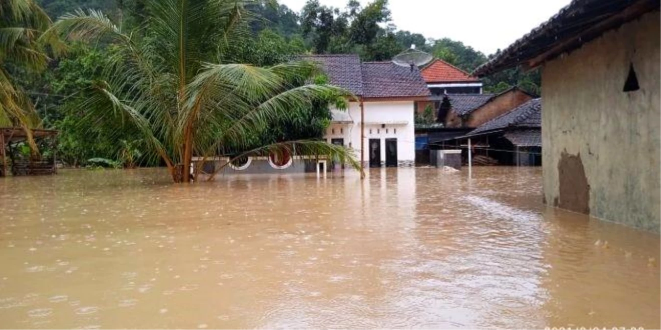 Endonezya\'da Şiddetli Yağışlar Sonucu En Az 21 Kişi Hayatını Kaybetti