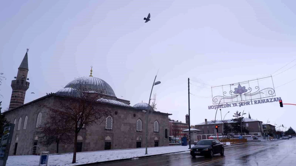 Erzurum\'da Ramazan coşkusu: Caddelere ışıklı tabelalar asıldı