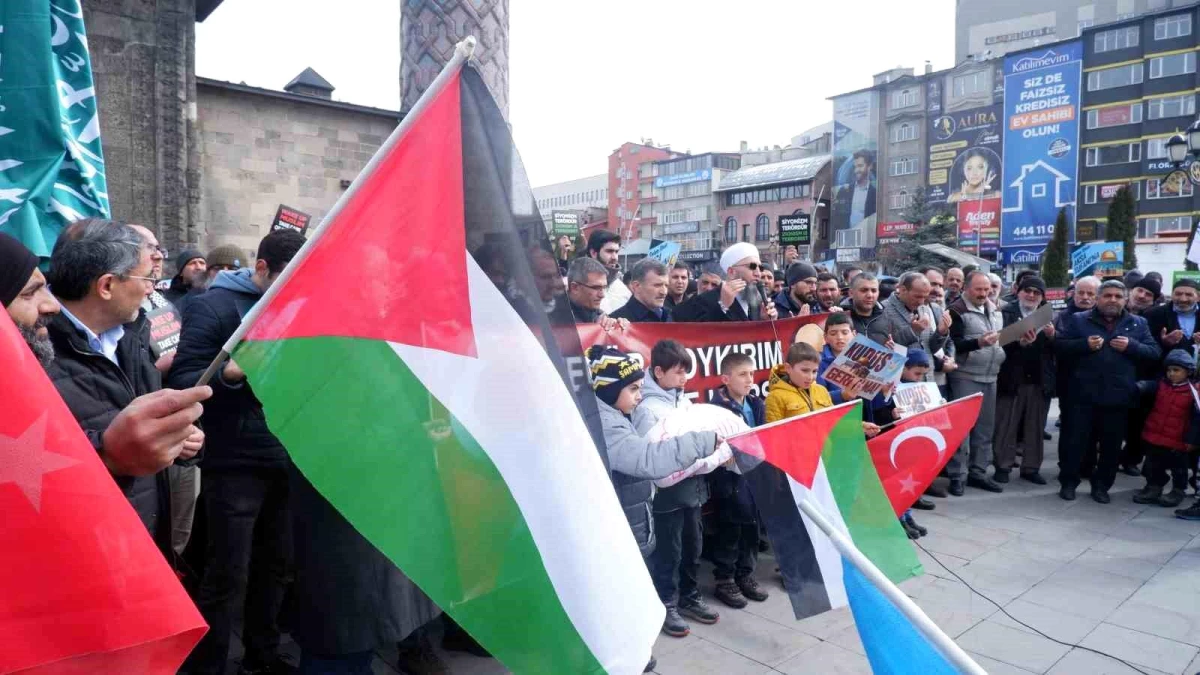 Erzurum\'da İsrail saldırılarını protesto eden sağlık çalışanları sessiz yürüyüşte bir araya geldi
