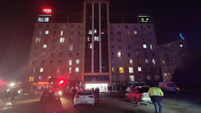 Esenyurt'ta 11 katlı rezidansta yangın; mahsur kalan 40 kişiyi itfaiye tahliye etti