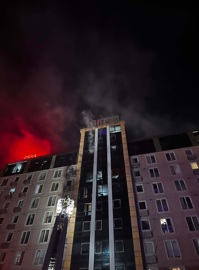 Esenyurt'ta 11 katlı rezidansta yangın; mahsur kalan 40 kişiyi itfaiye tahliye etti