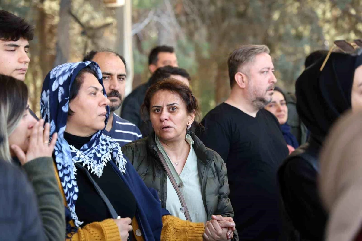 Adana\'da ayrıldığı astsubay kocası tarafından öldürülen başhekim yardımcısı toprağa verildi