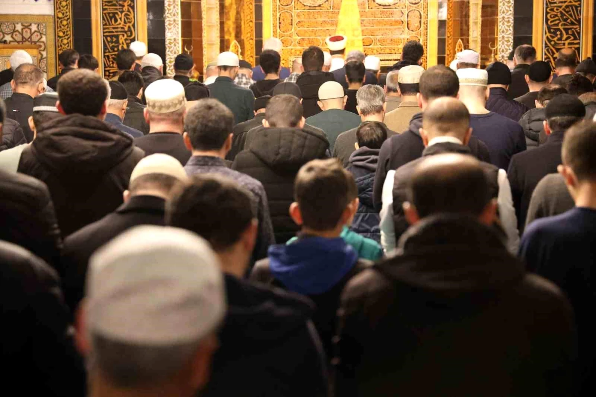Elazığ\'da Ramazan ayının ilk teravih namazı için vatandaşlar camilere akın etti