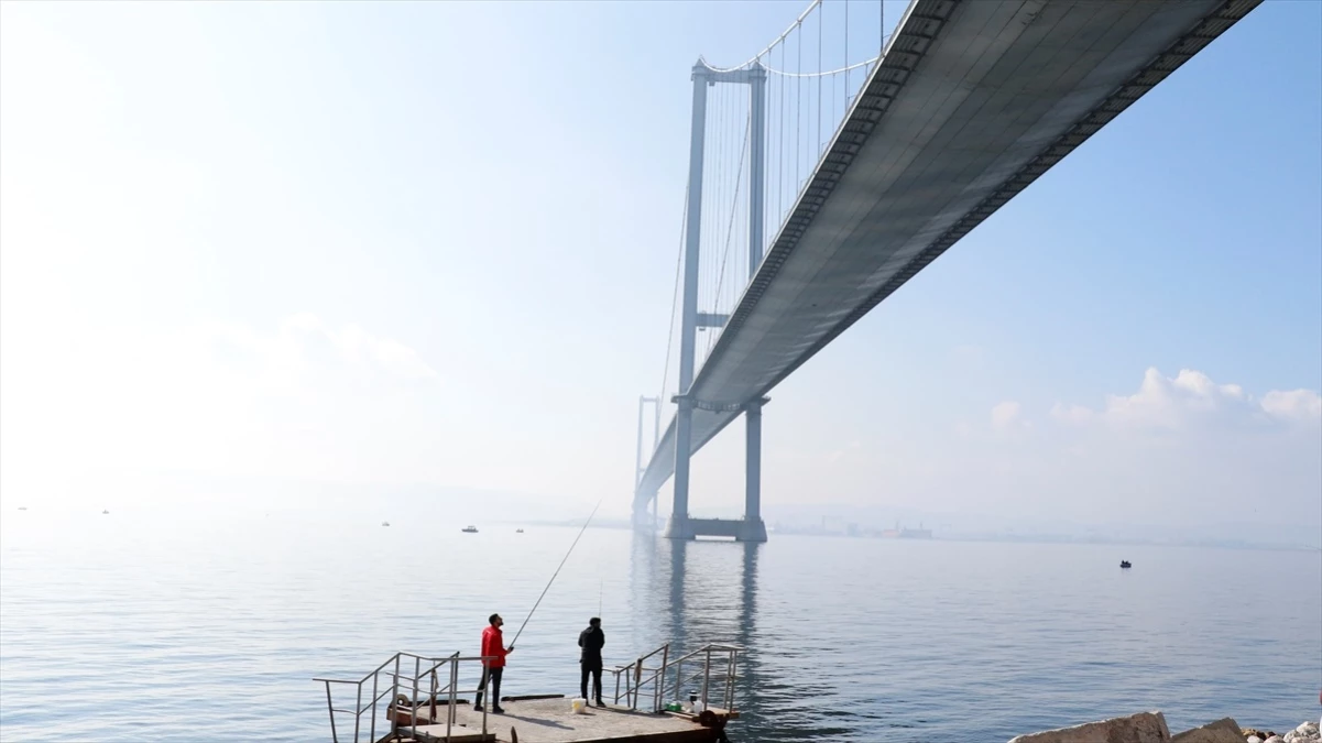 İstanbul Boğazı\'nda Oltacılar Osmangazi Köprüsü\'nü Tercih Ediyor