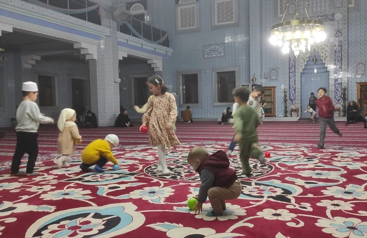 İstanbul\'daki camilerde ramazan ayının ilk teravih namazı kılındı