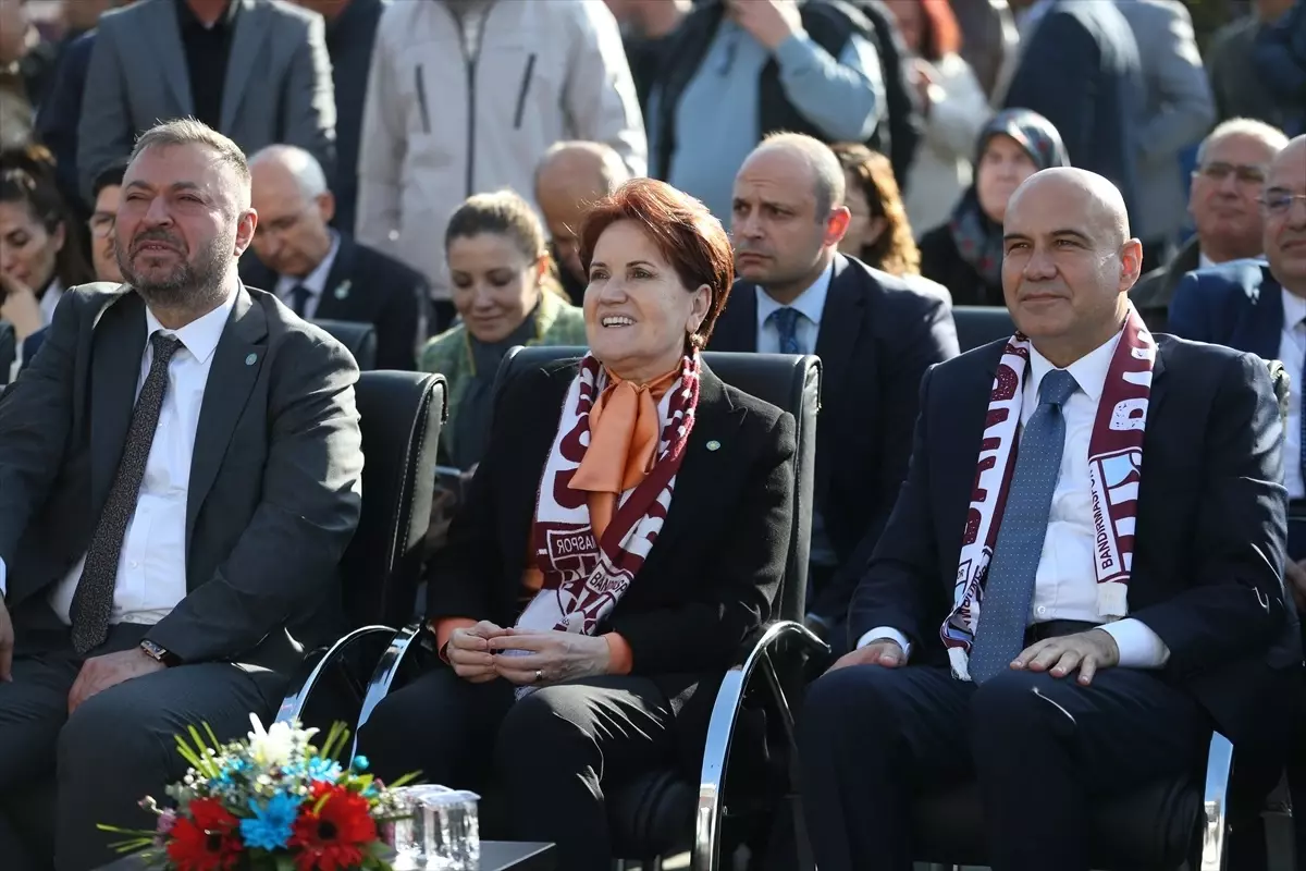 Meral Akşener, Balıkesir\'de esnafı ziyaret etti ve konser dinledi