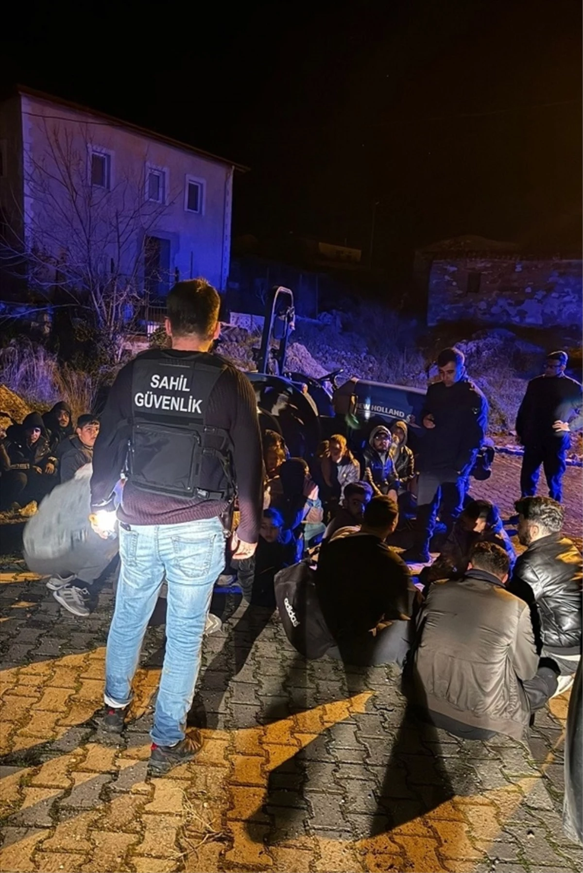 İzmir Urla\'da 47 düzensiz göçmen yakalandı, 1 göçmen kaçakçısı gözaltına alındı