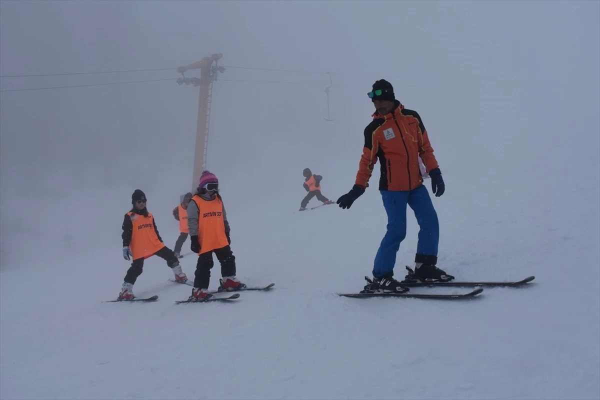 Artvin Atabarı Kayak Merkezi\'nde kar kalınlığı 1 metreye ulaştı