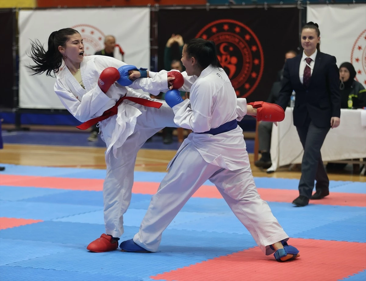Karate Gençler A-B Kız Erkek Türkiye Birinciliği Samsun\'da Tamamlandı