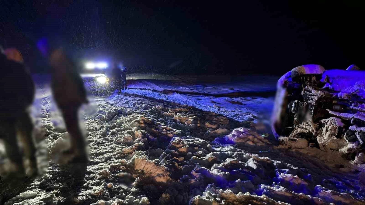 Hakkari Yüksekova\'da Yoğun Kar Yağışı Nedeniyle Ambulans Devrildi