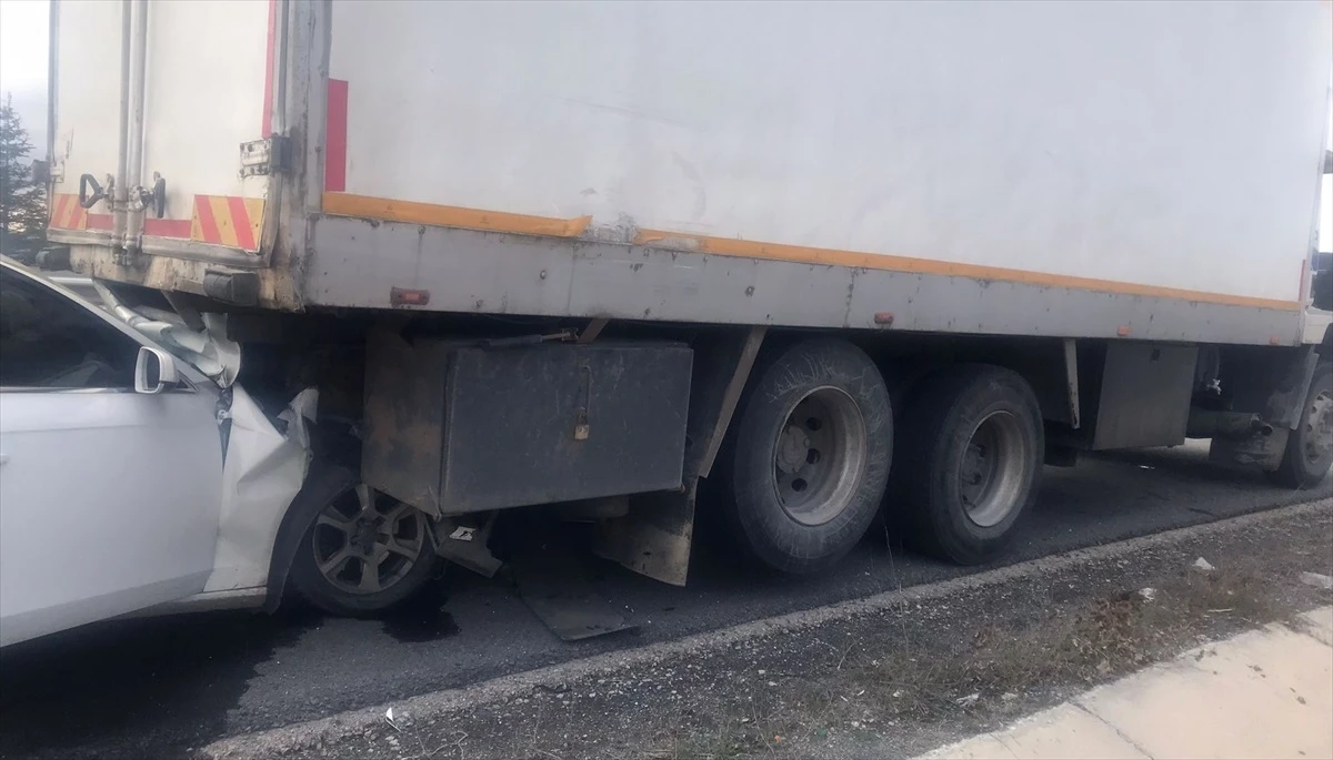 Konya\'da kamyona arkadan çarpan otomobil sürücüsü yaralandı