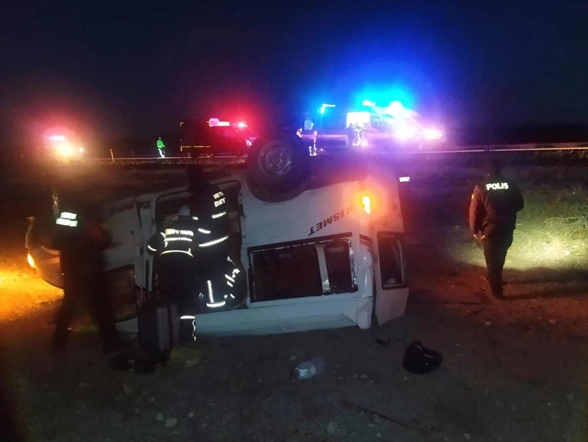 Konya\'da minibüs şarampole devrildi, 6 kişi yaralandı