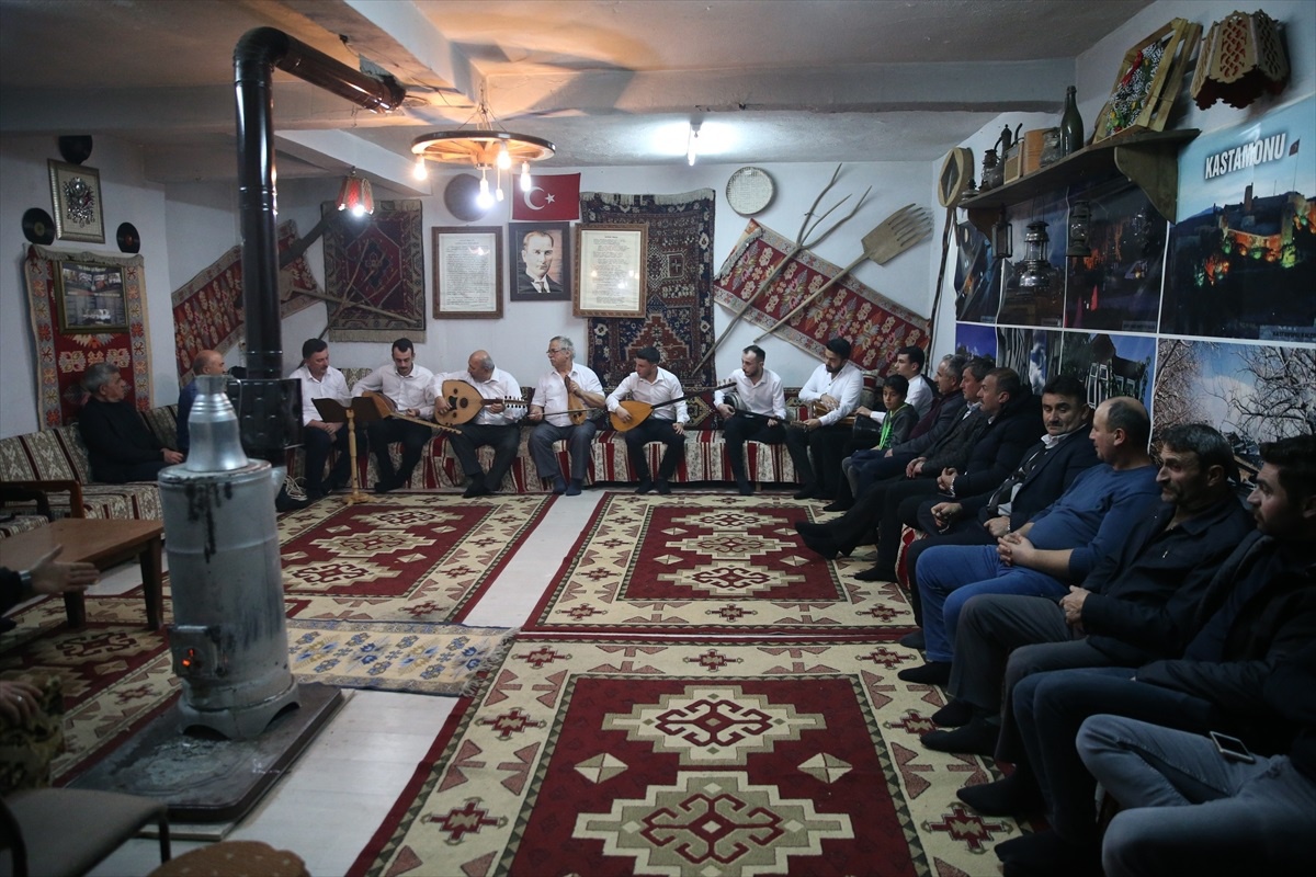 Karaş köyünde muhabbet geceleri gençlere kültür ve enstrüman öğretiyor