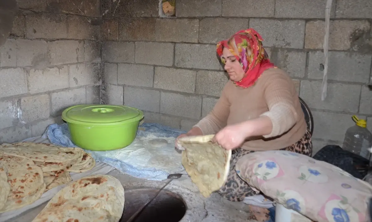 Muşlu kadınlar, ramazan hazırlıkları kapsamında yardımlaşarak tandırda ekmek pişiriyor