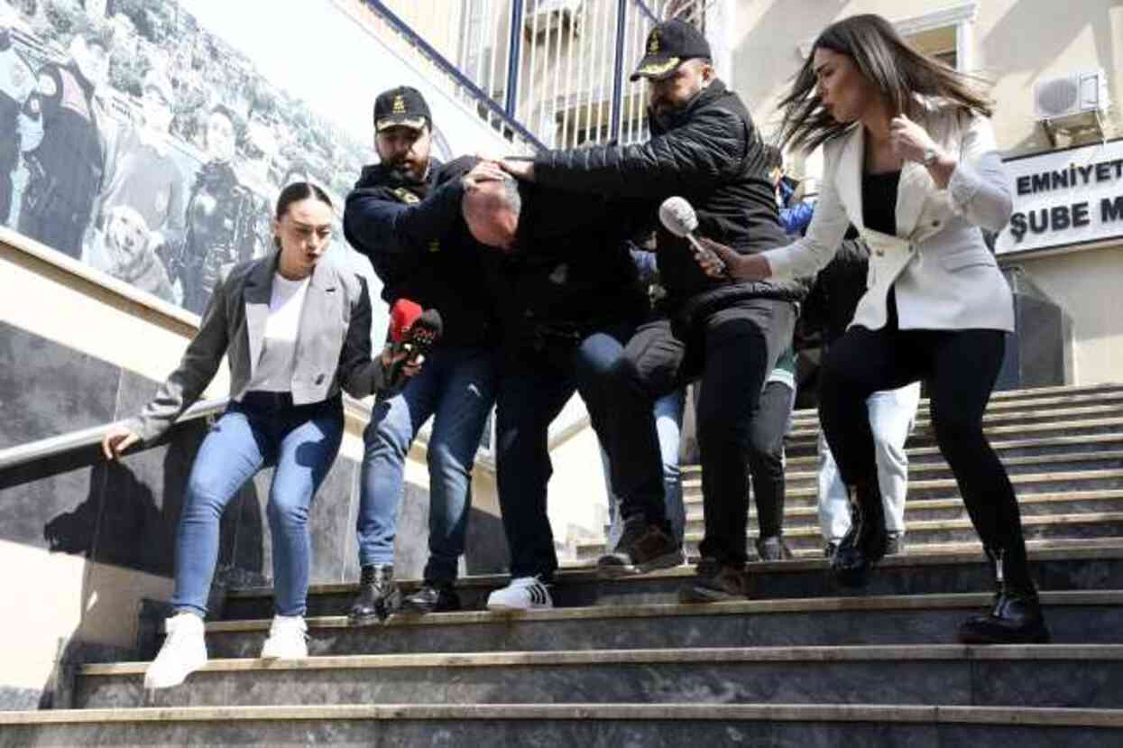 Oğlunu ve karısını satırla öldürüp gömen emekli polis memurundan 'cesetleri parçalayarak gömdüm' itirafı Oğlunu ve karısını satırla öldürüp gömen emekli polis memurundan 'cesetleri parçalayarak gömdüm' itirafı