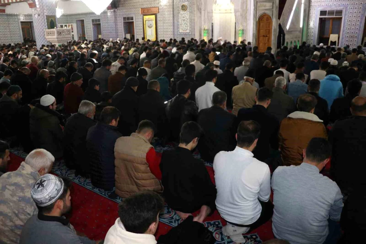 Şanlıurfa\'da Dergah Camii\'nde İlk Teravih Namazı Kılındı