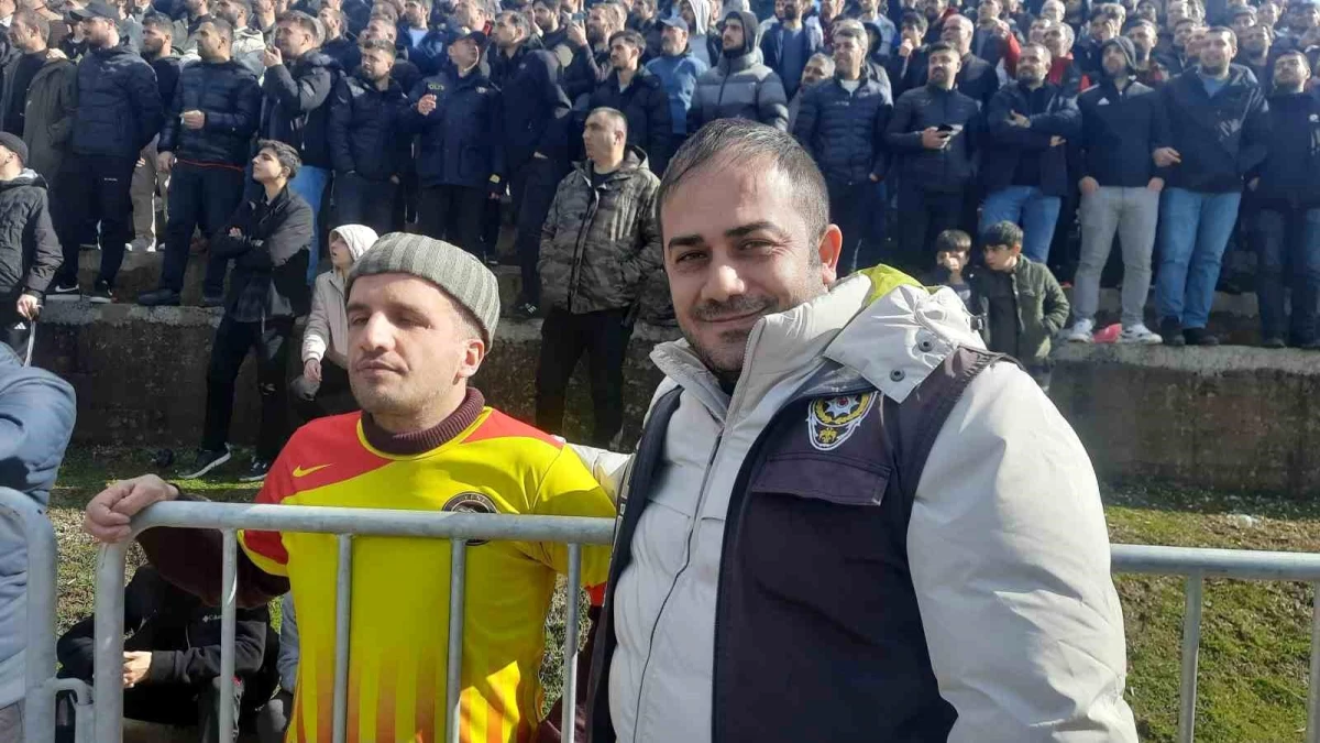 Görme Engelli Gence Maç Anlatan Polis Memuru Gönülleri Fethetti
