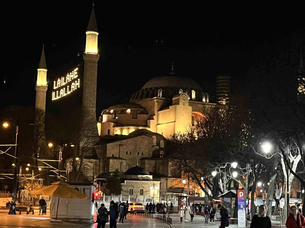 İstanbul\'da Ramazanın İlk Teravih Namazı Kılındı