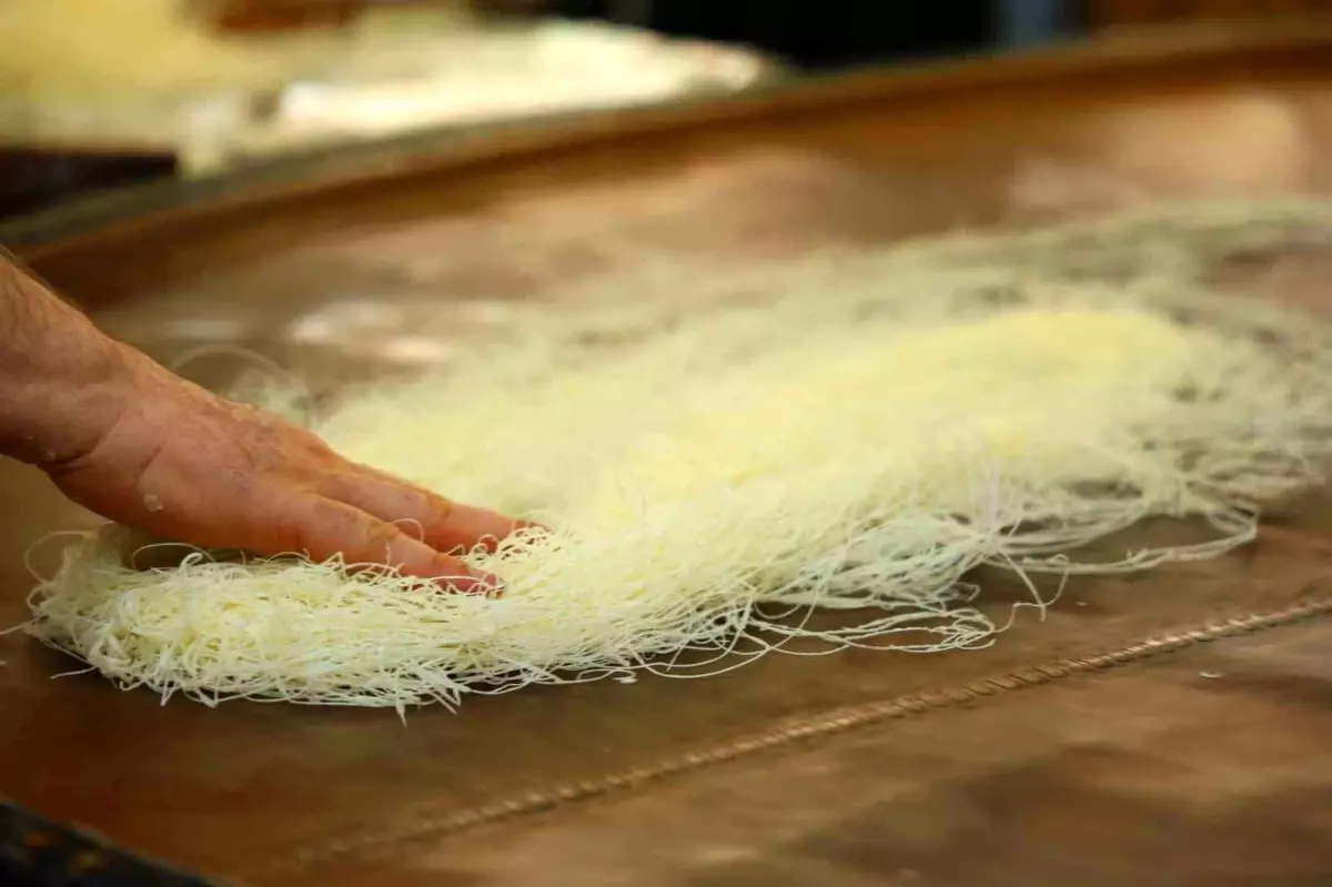 Konya\'da Geleneksel Yöntemlerle Yapılan Tel Kadayıf Ramazan Ayında İlgi Görüyor