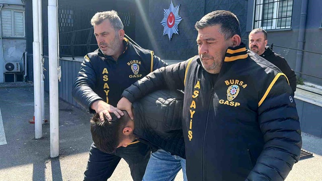 Bahis borcu için kuyumcudan 3.5 milyon liralık altın çalan şüpheliler yakalandı Bahis borcu için kuyumcudan 3.5 milyon liralık altın çalan şüpheliler yakalandı