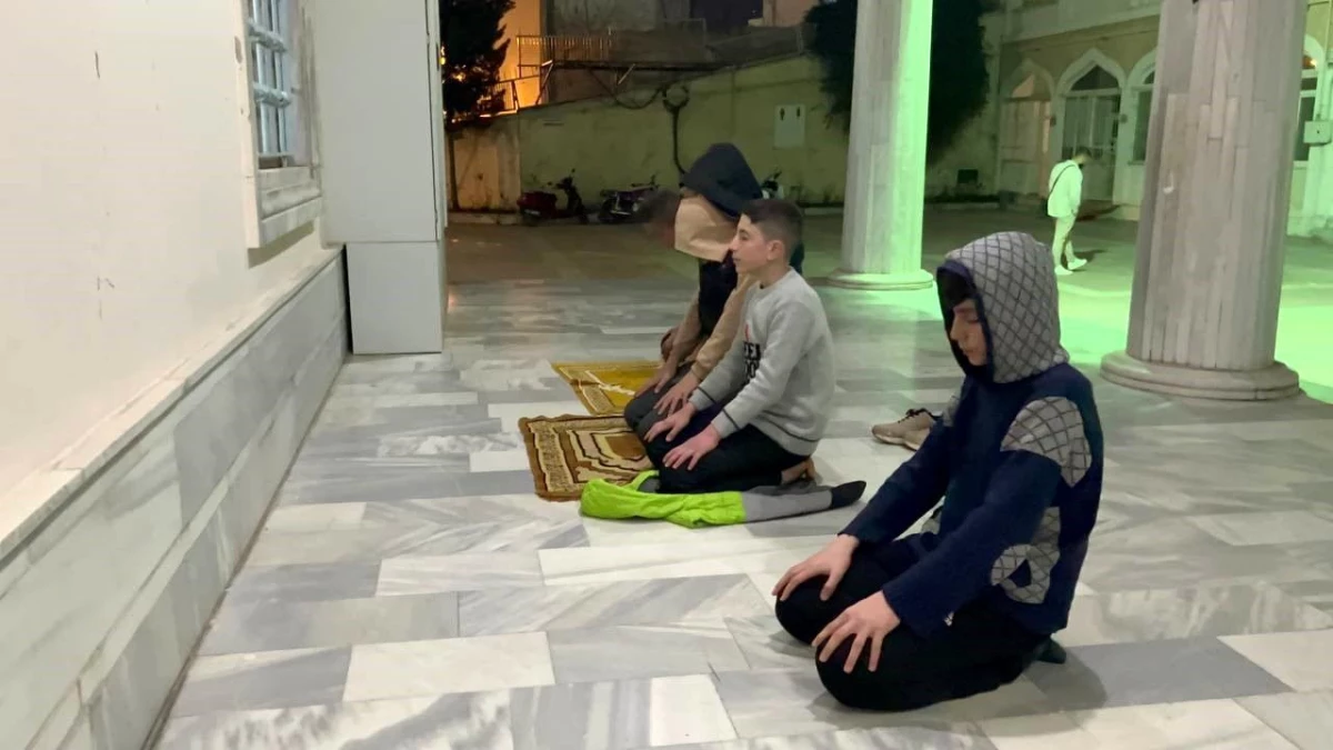 Kilis\'te Vatandaşlar Ramazan Ayının İlk Teravih Namazını Kılmak İçin Camilere Akın Etti