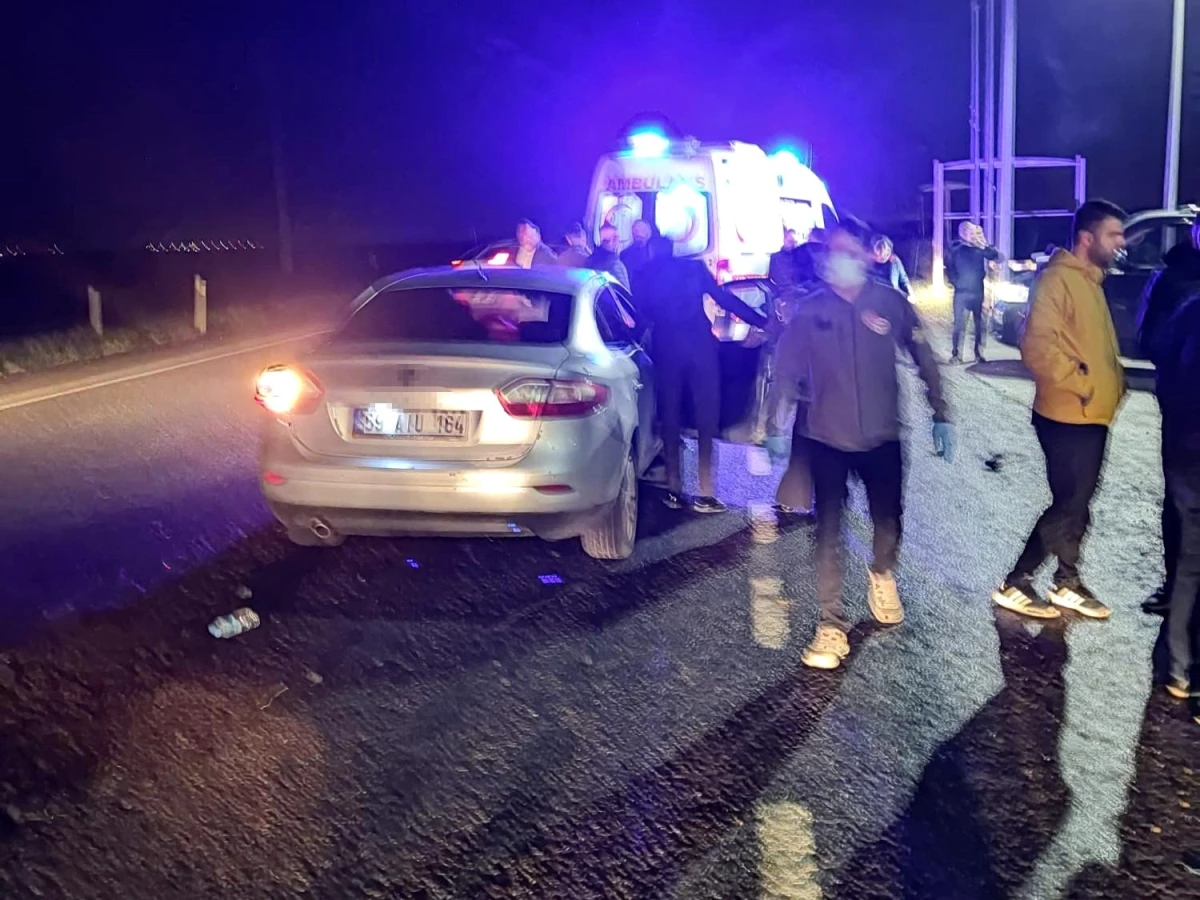 Çorlu\'da Otomobil Kazası: Yaralı Hayatını Kaybetti, Yardım Eden Kişi Yaralandı