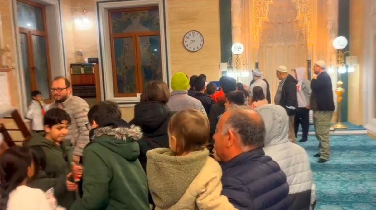 İstanbul Beylikdüzü Mevlana Camii\'nde çocuklara teravih sonrası ikram