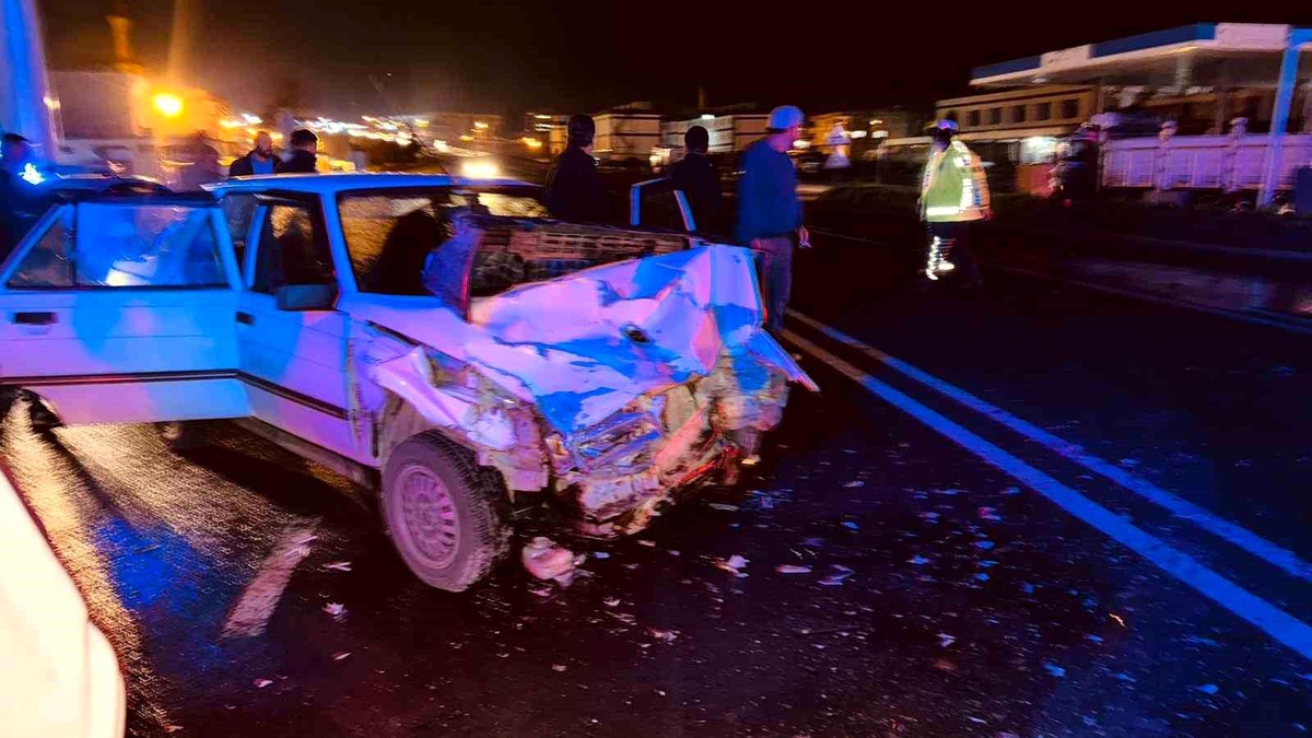 Şanlıurfa\'da tıra çarpan otomobilde 2 kişi yaralandı
