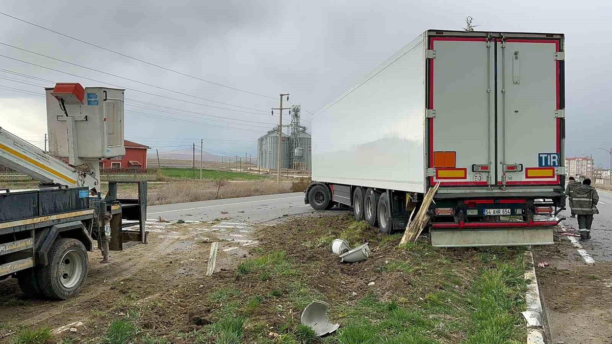 Bolvadin\'de tırın kontrolden çıkması faciayı önledi