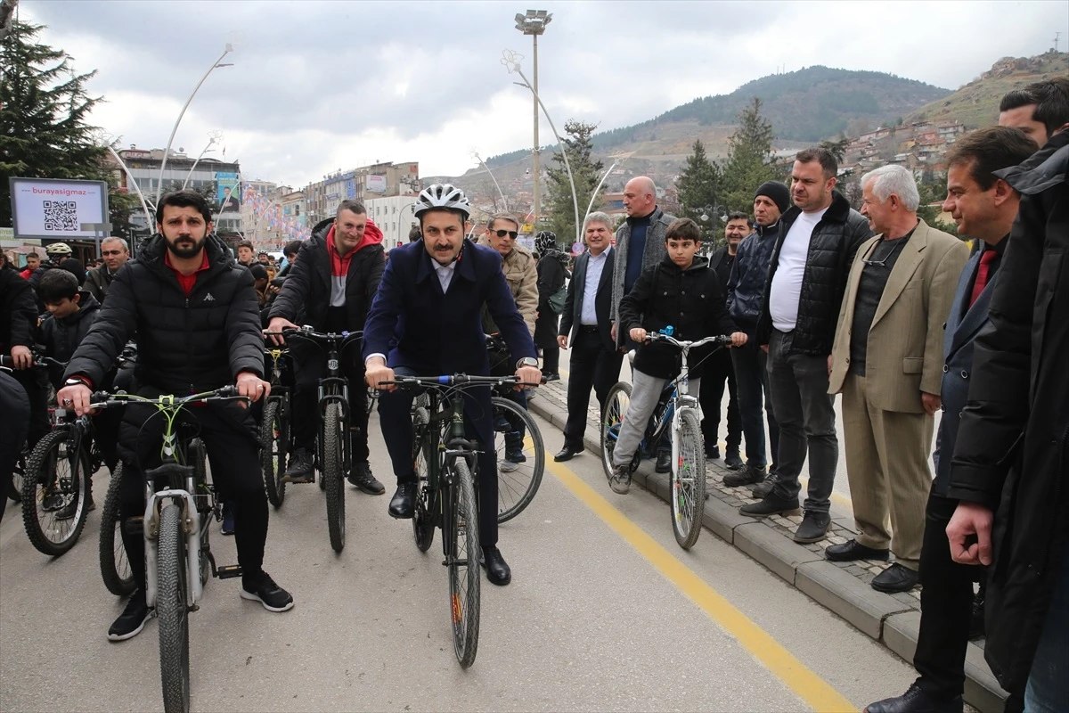 Tokat Belediye Başkanı Eyüp Eroğlu, vatandaşlarla bisiklet sürdü