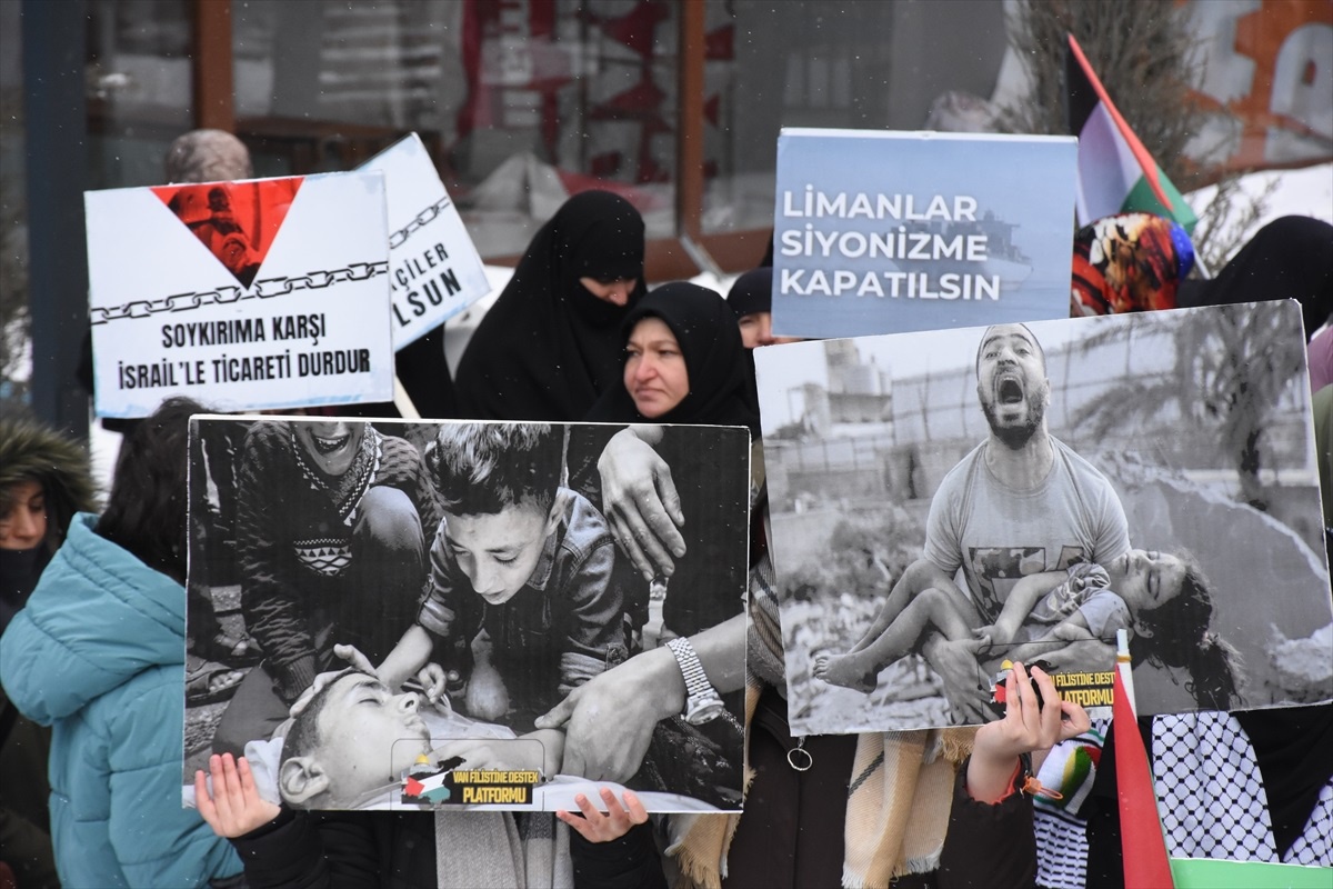 Van\'da İsrail\'in Gazze\'ye saldırılarını protesto eden vatandaşlar bir araya geldi