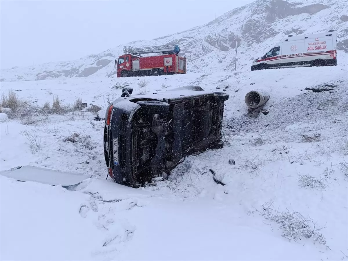 Van\'ın Özalp ilçesinde minibüs şarampole yuvarlandı: 4 yaralı