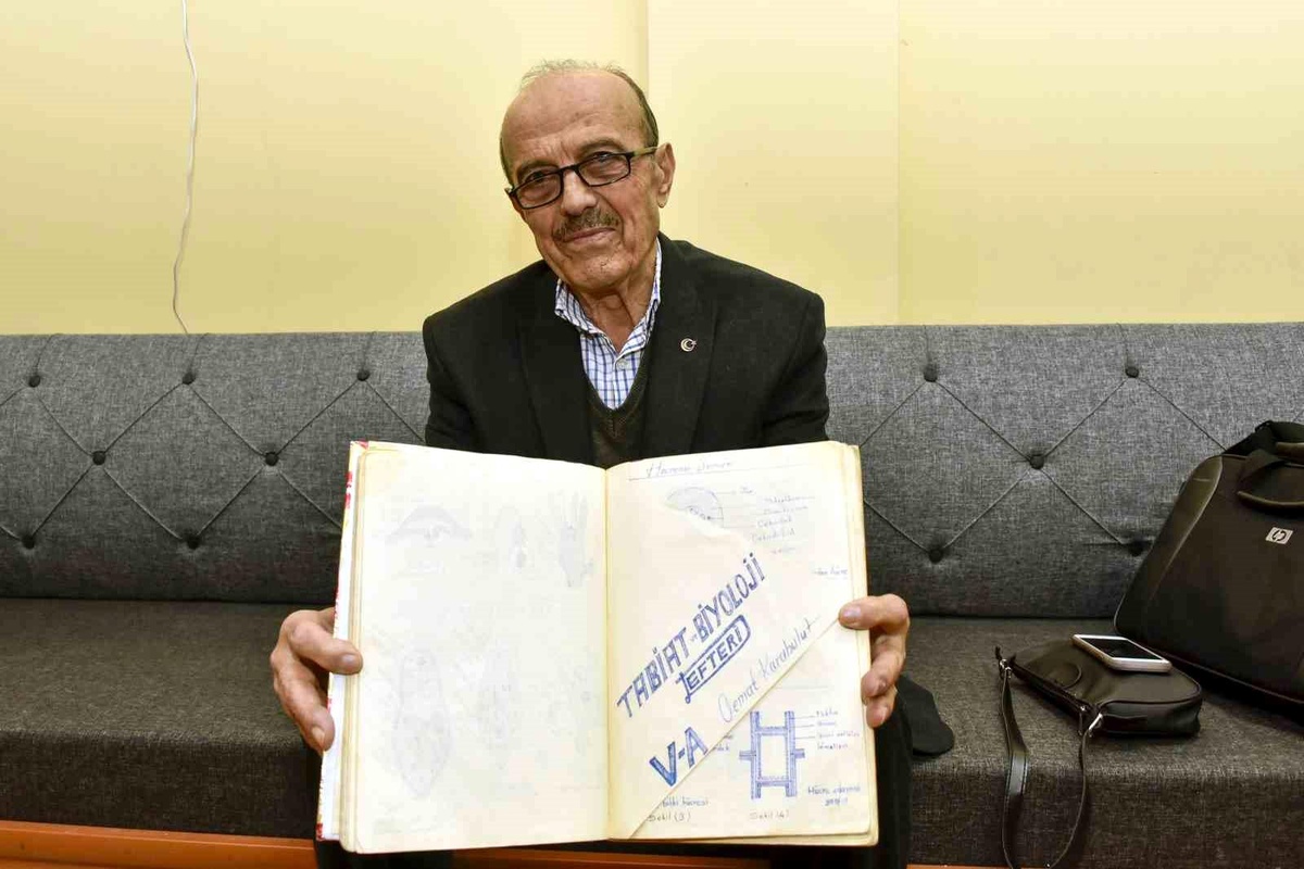 Gümüşhane\'de Yaşayan Hüsn-i Hat Sanatçısının 58 Yıllık Defteri İlgi Çekiyor