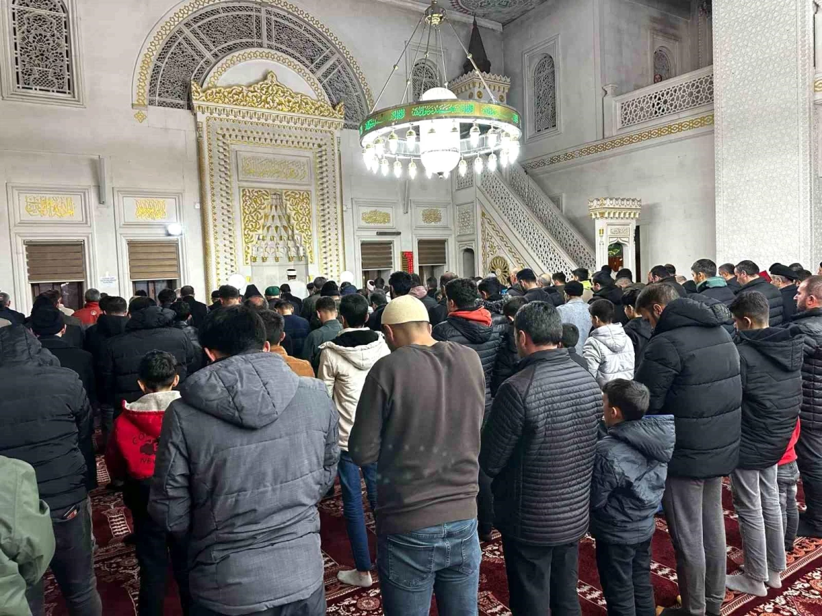 Yüksekova\'da Ramazan ayının ilk teravih namazı kılındı