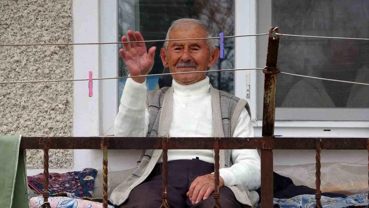 Ordu\'da 100 yaşına giren Hüseyin Aydoğan doğum günü pastasıyla kutlandı