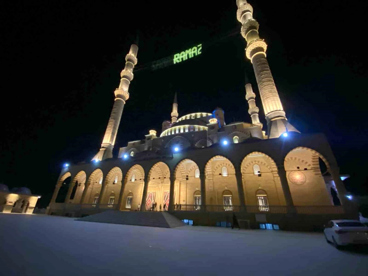 Abdülhamit Han Camii, Ramazan\'da Görenleri Mest Ediyor