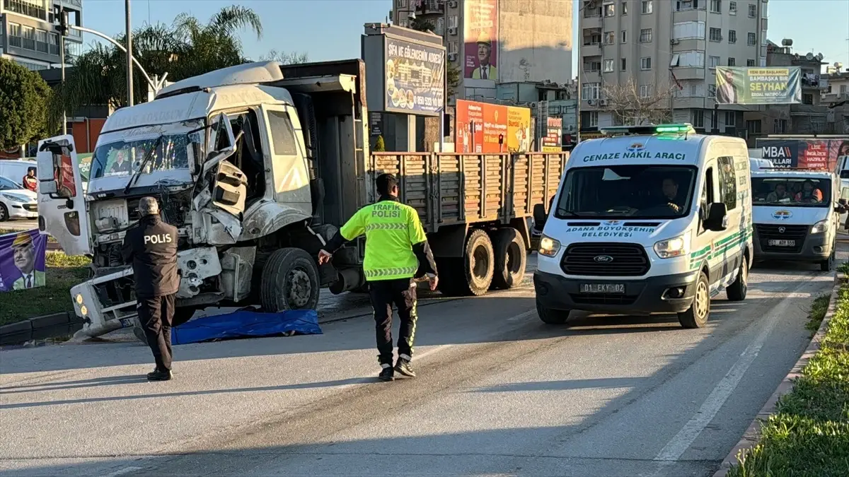 Adana\'da otobüs ile çarpışan kamyonun sürücüsü öldü