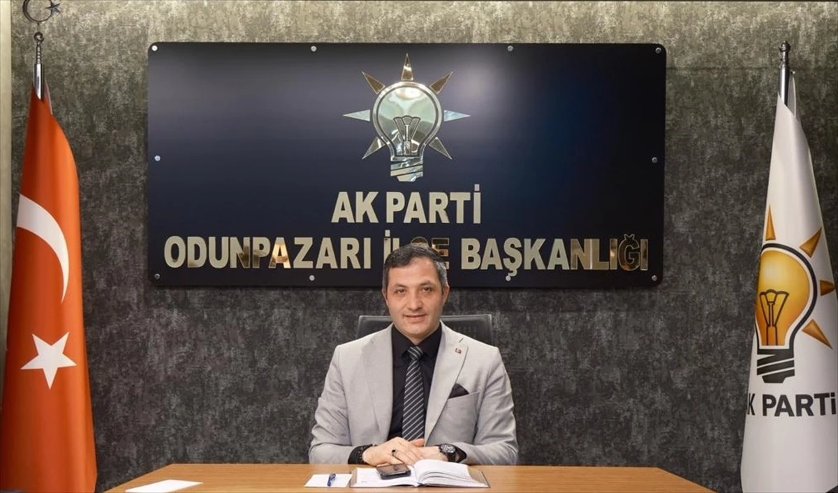 AK Parti Odunpazarı İlçe Başkanı Ümit Sezer, Odunpazarı Belediye Başkanı Kazım Kurt\'a eleştiride bulundu