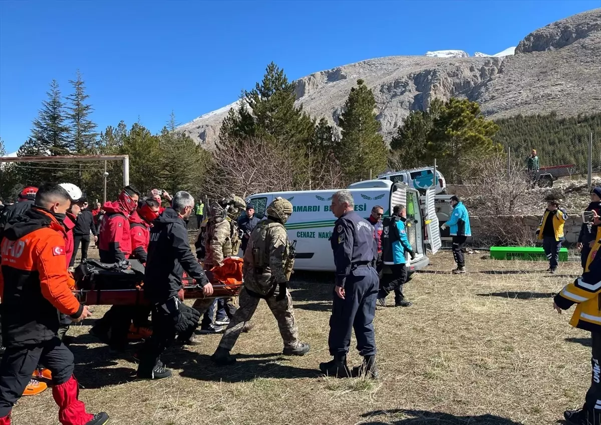 Alman turistlerle dağ kayağı yaparken ölen Türk rehberin cenazesi helikopterle alındı