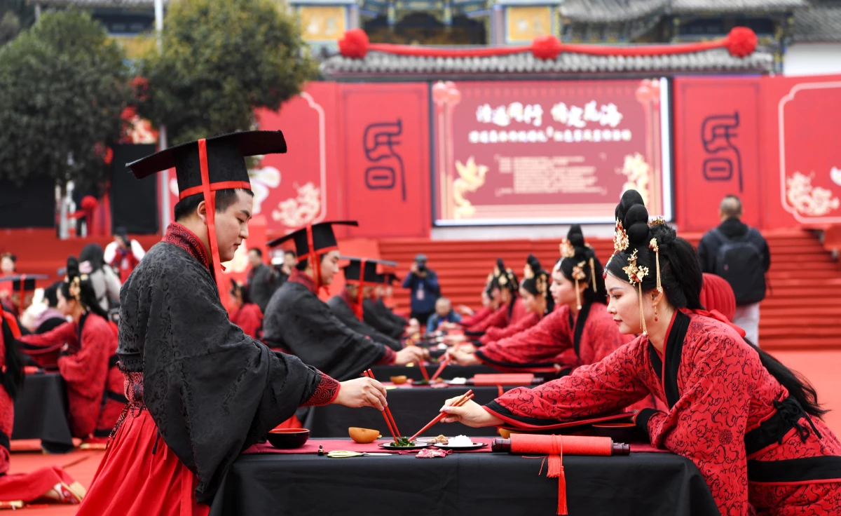 Çin\'de 28 çift için toplu düğün töreni düzenlendi