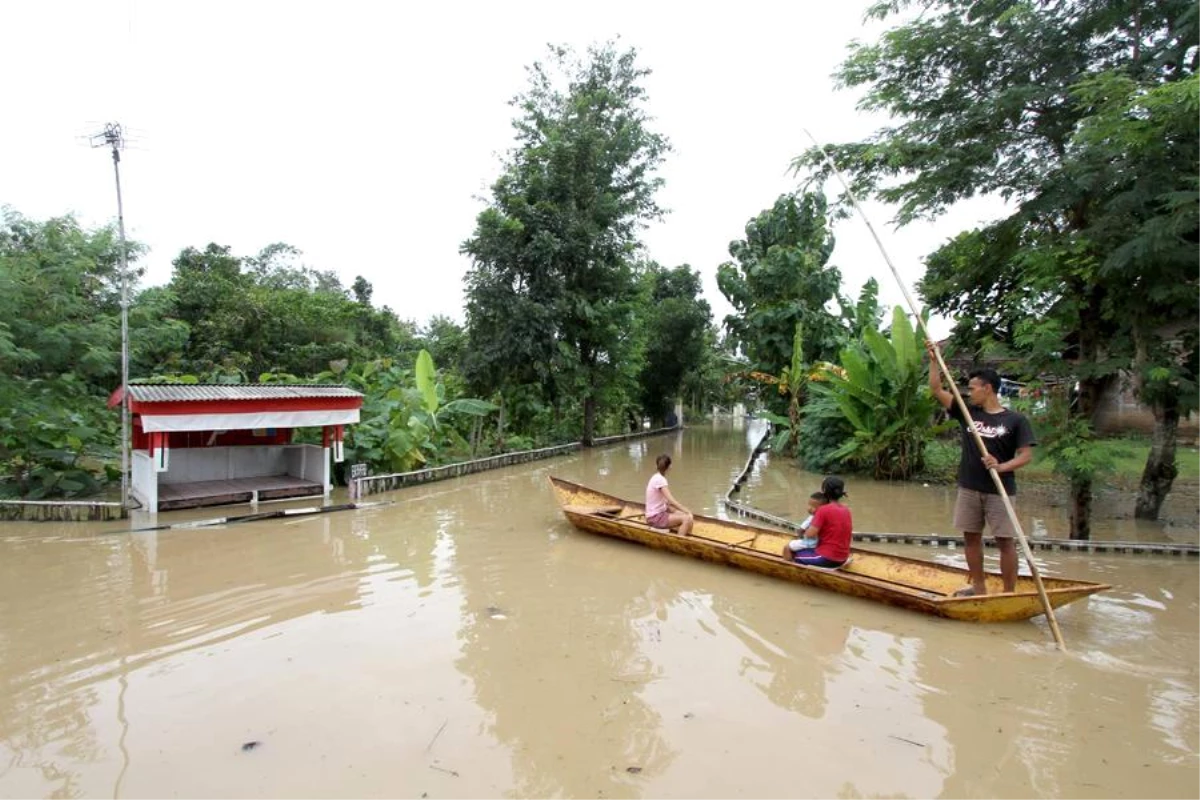 Endonezya\'da şiddetli yağmur ve sel felaketi: Gündelik hayat felç oldu