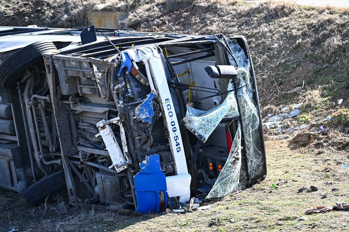 Ankara\'da belediye otobüsü şarampole devrildi: 16 yaralı